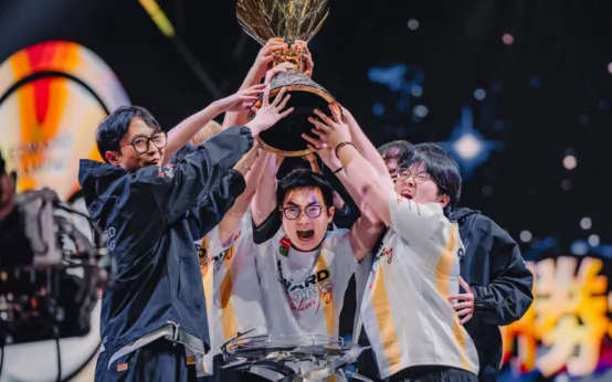 Photo of the Edward Gaming team lifting the Valorant Champions 2024 trophy